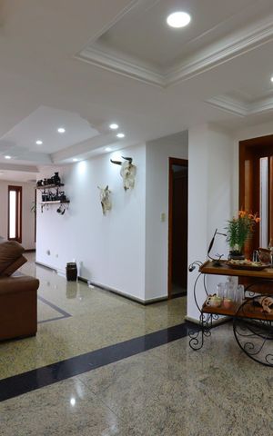 Casa à venda com 420m², 3 quartos e 8 vagasSala