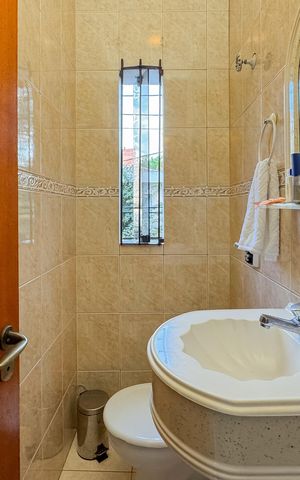 Casa à venda com 300m², 2 quartos e 2 vagasLavabo