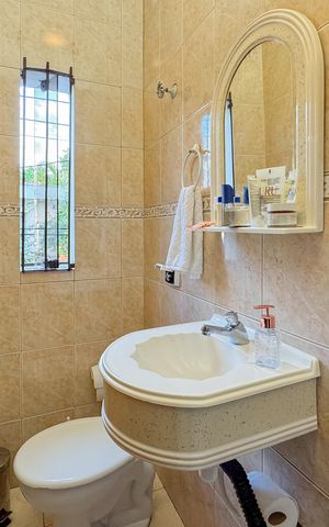 Casa à venda com 300m², 2 quartos e 2 vagasLavabo