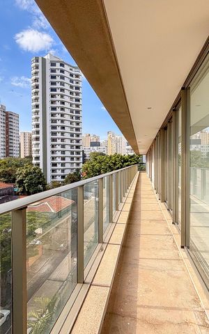 Apartamento à venda com 632m², 4 quartos e 7 vagasVaranda