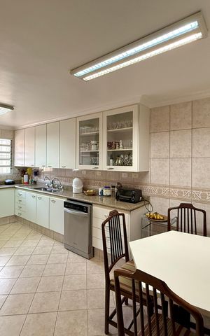 Casa à venda com 329m², 4 quartos e 3 vagas Casa à venda com 329m², 4 quartos e 3 vagasCozinha