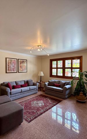 Casa à venda com 329m², 4 quartos e 3 vagas Casa à venda com 329m², 4 quartos e 3 vagasSala
