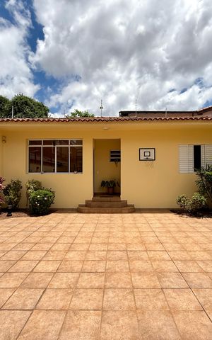 Casa à venda com 329m², 4 quartos e 3 vagas Casa à venda com 329m², 4 quartos e 3 vagasQuintal