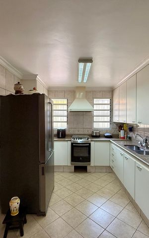 Casa à venda com 329m², 4 quartos e 3 vagas Casa à venda com 329m², 4 quartos e 3 vagasCozinha