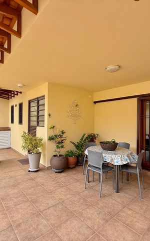 Casa à venda com 329m², 4 quartos e 3 vagas Casa à venda com 329m², 4 quartos e 3 vagasQuintal