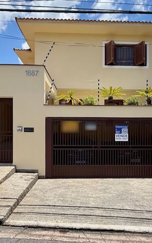 Casa à venda com 329m², 4 quartos e 3 vagas Casa à venda com 329m², 4 quartos e 3 vagasFachada