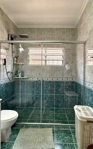 Casa à venda com 329m², 4 quartos e 3 vagas Casa à venda com 329m², 4 quartos e 3 vagasBanheiro Social