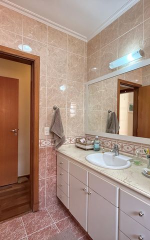 Casa à venda com 329m², 4 quartos e 3 vagas Casa à venda com 329m², 4 quartos e 3 vagasBanheiro Suíte