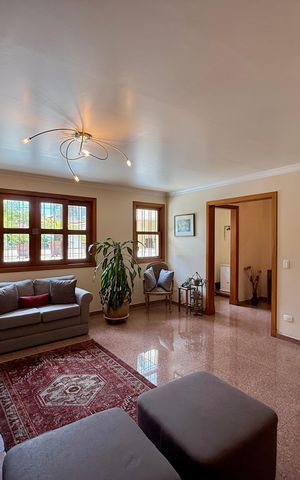 Casa à venda com 329m², 4 quartos e 3 vagas Casa à venda com 329m², 4 quartos e 3 vagasSala