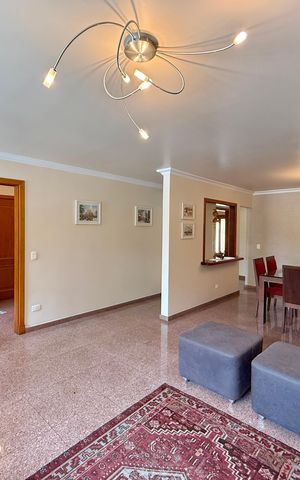 Casa à venda com 329m², 4 quartos e 3 vagas Casa à venda com 329m², 4 quartos e 3 vagasSala