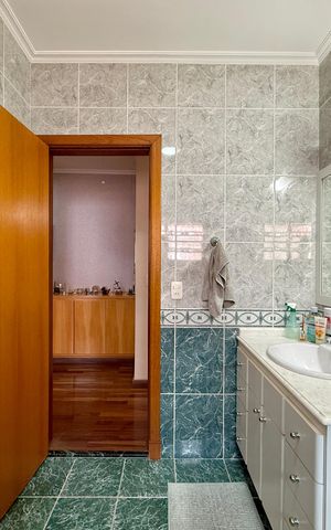 Casa à venda com 329m², 4 quartos e 3 vagas Casa à venda com 329m², 4 quartos e 3 vagasBanheiro Social