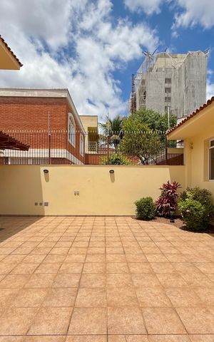 Casa à venda com 329m², 4 quartos e 3 vagas Casa à venda com 329m², 4 quartos e 3 vagasQuintal