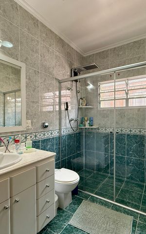 Casa à venda com 329m², 4 quartos e 3 vagas Casa à venda com 329m², 4 quartos e 3 vagasBanheiro Social