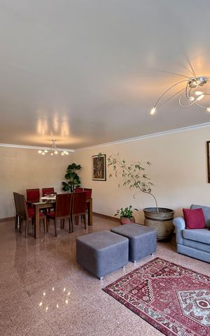 Casa à venda com 329m², 4 quartos e 3 vagas Casa à venda com 329m², 4 quartos e 3 vagasSala