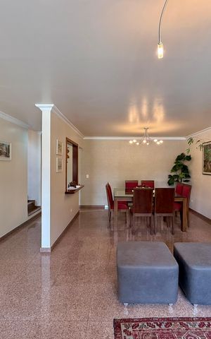 Casa à venda com 329m², 4 quartos e 3 vagas Casa à venda com 329m², 4 quartos e 3 vagasSala