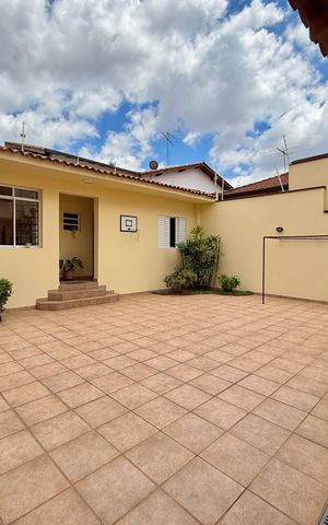 Casa à venda com 329m², 4 quartos e 3 vagas Casa à venda com 329m², 4 quartos e 3 vagasQuintal