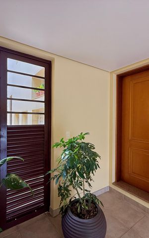 Casa à venda com 329m², 4 quartos e 3 vagas Casa à venda com 329m², 4 quartos e 3 vagasEntrada Casa
