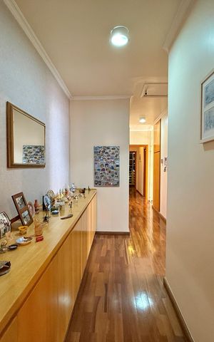 Casa à venda com 329m², 4 quartos e 3 vagas Casa à venda com 329m², 4 quartos e 3 vagasCorredor Quartos