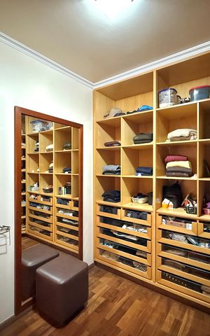 Casa à venda com 329m², 4 quartos e 3 vagas Casa à venda com 329m², 4 quartos e 3 vagasCloset Suíte