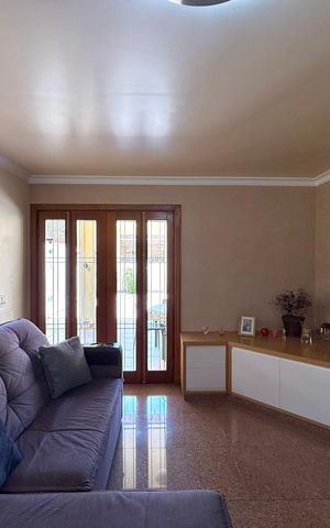 Casa à venda com 329m², 4 quartos e 3 vagas Casa à venda com 329m², 4 quartos e 3 vagasSala