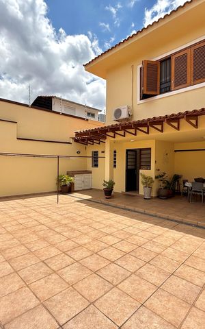 Casa à venda com 329m², 4 quartos e 3 vagas Casa à venda com 329m², 4 quartos e 3 vagasQuintal