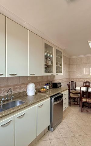 Casa à venda com 329m², 4 quartos e 3 vagas Casa à venda com 329m², 4 quartos e 3 vagasCozinha