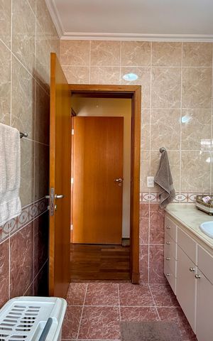 Casa à venda com 329m², 4 quartos e 3 vagas Casa à venda com 329m², 4 quartos e 3 vagasBanheiro Suíte