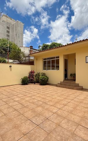 Casa à venda com 329m², 4 quartos e 3 vagas Casa à venda com 329m², 4 quartos e 3 vagasQuintal