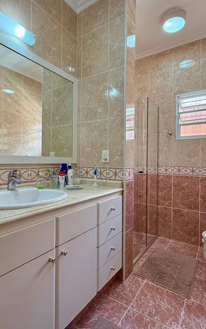 Casa à venda com 329m², 4 quartos e 3 vagas Casa à venda com 329m², 4 quartos e 3 vagasBanheiro Suíte