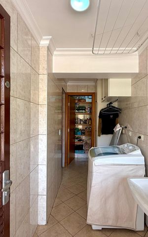 Casa à venda com 329m², 4 quartos e 3 vagas Casa à venda com 329m², 4 quartos e 3 vagasÁrea de Serviço