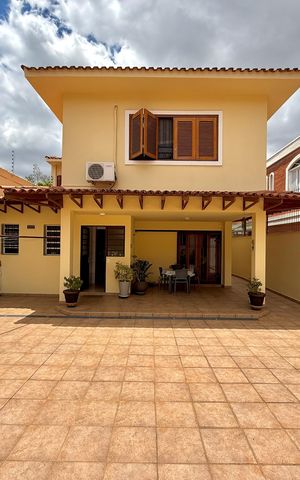 Casa à venda com 329m², 4 quartos e 3 vagas Casa à venda com 329m², 4 quartos e 3 vagasQuintal