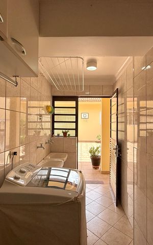 Casa à venda com 329m², 4 quartos e 3 vagas Casa à venda com 329m², 4 quartos e 3 vagasÁrea de Serviço