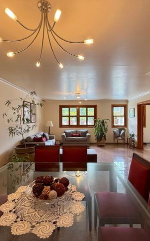 Casa à venda com 329m², 4 quartos e 3 vagas Casa à venda com 329m², 4 quartos e 3 vagasSala