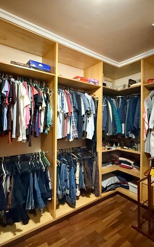 Casa à venda com 329m², 4 quartos e 3 vagas Casa à venda com 329m², 4 quartos e 3 vagasCloset Suíte