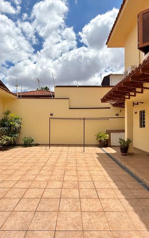 Casa à venda com 329m², 4 quartos e 3 vagas Casa à venda com 329m², 4 quartos e 3 vagasQuintal