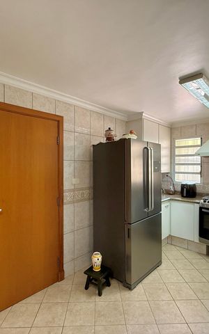 Casa à venda com 329m², 4 quartos e 3 vagas Casa à venda com 329m², 4 quartos e 3 vagasCozinha