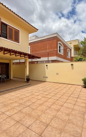 Casa à venda com 329m², 4 quartos e 3 vagas Casa à venda com 329m², 4 quartos e 3 vagasQuintal