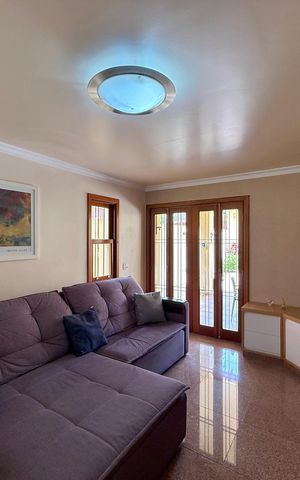 Casa à venda com 329m², 4 quartos e 3 vagas Casa à venda com 329m², 4 quartos e 3 vagasSala