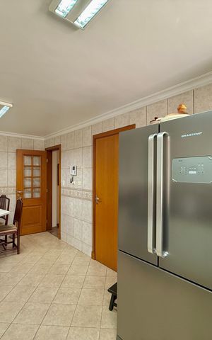 Casa à venda com 329m², 4 quartos e 3 vagas Casa à venda com 329m², 4 quartos e 3 vagasCozinha