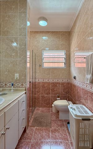 Casa à venda com 329m², 4 quartos e 3 vagas Casa à venda com 329m², 4 quartos e 3 vagasBanheiro Suíte