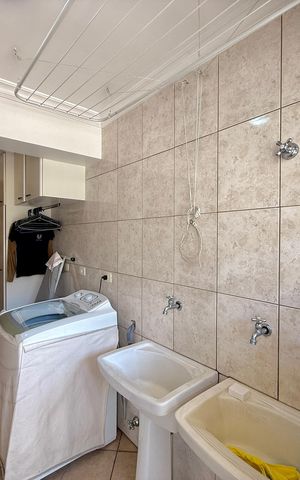 Casa à venda com 329m², 4 quartos e 3 vagas Casa à venda com 329m², 4 quartos e 3 vagasÁrea de Serviço