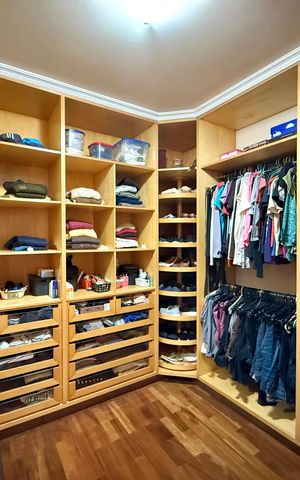 Casa à venda com 329m², 4 quartos e 3 vagas Casa à venda com 329m², 4 quartos e 3 vagasCloset Suíte