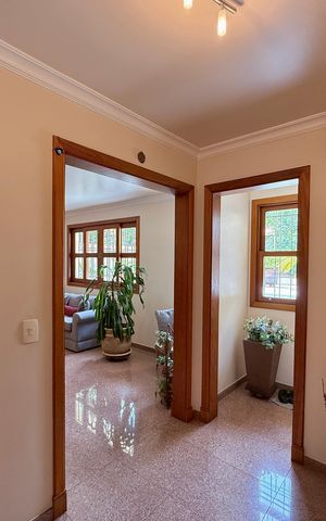 Casa à venda com 329m², 4 quartos e 3 vagas Casa à venda com 329m², 4 quartos e 3 vagasEntrada Casa
