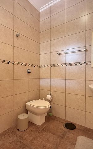 Casa à venda com 329m², 4 quartos e 3 vagas Casa à venda com 329m², 4 quartos e 3 vagasBanheiro de Serviço