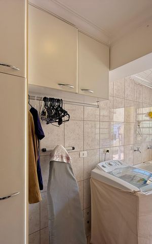 Casa à venda com 329m², 4 quartos e 3 vagas Casa à venda com 329m², 4 quartos e 3 vagasÁrea de Serviço