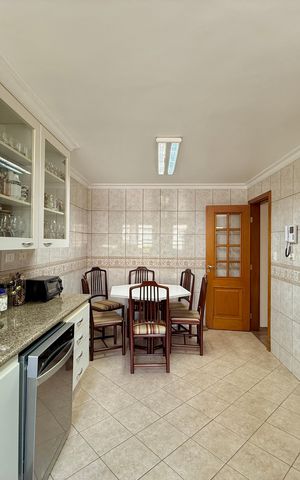 Casa à venda com 329m², 4 quartos e 3 vagas Casa à venda com 329m², 4 quartos e 3 vagasCozinha