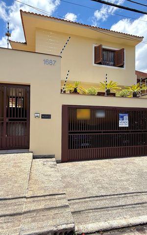 Casa à venda com 329m², 4 quartos e 3 vagas Casa à venda com 329m², 4 quartos e 3 vagasFachada