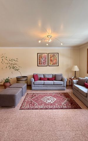 Casa à venda com 329m², 4 quartos e 3 vagas Casa à venda com 329m², 4 quartos e 3 vagasSala