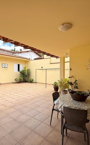 Casa à venda com 329m², 4 quartos e 3 vagas Casa à venda com 329m², 4 quartos e 3 vagasQuintal