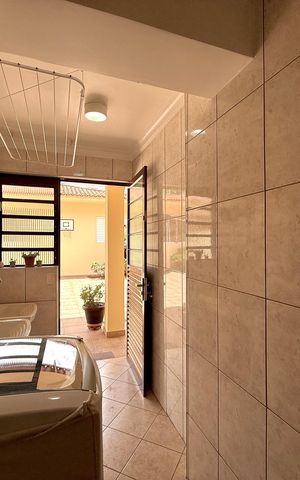 Casa à venda com 329m², 4 quartos e 3 vagas Casa à venda com 329m², 4 quartos e 3 vagasÁrea de Serviço